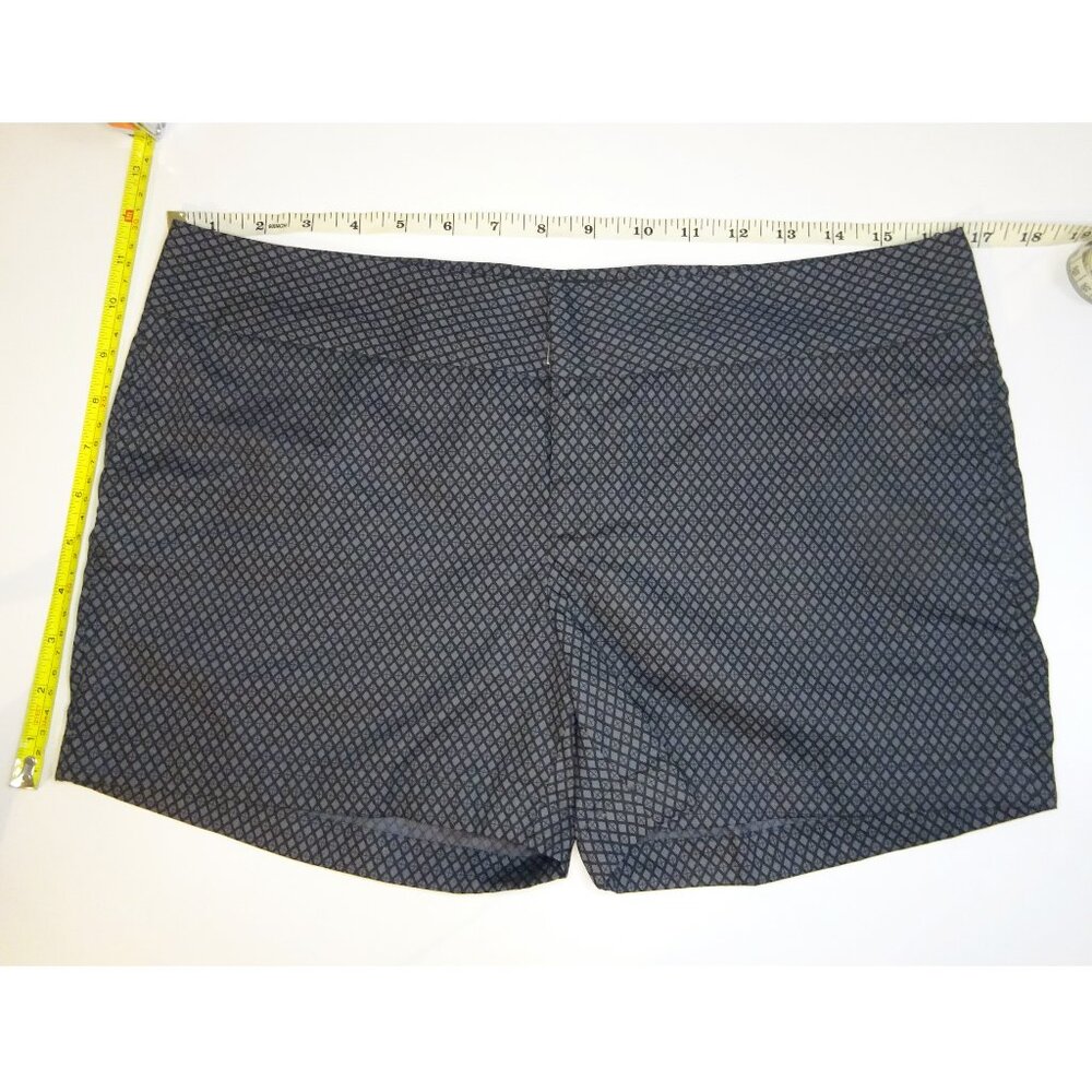 Mid-rise, grey/black geometric pattern shorts